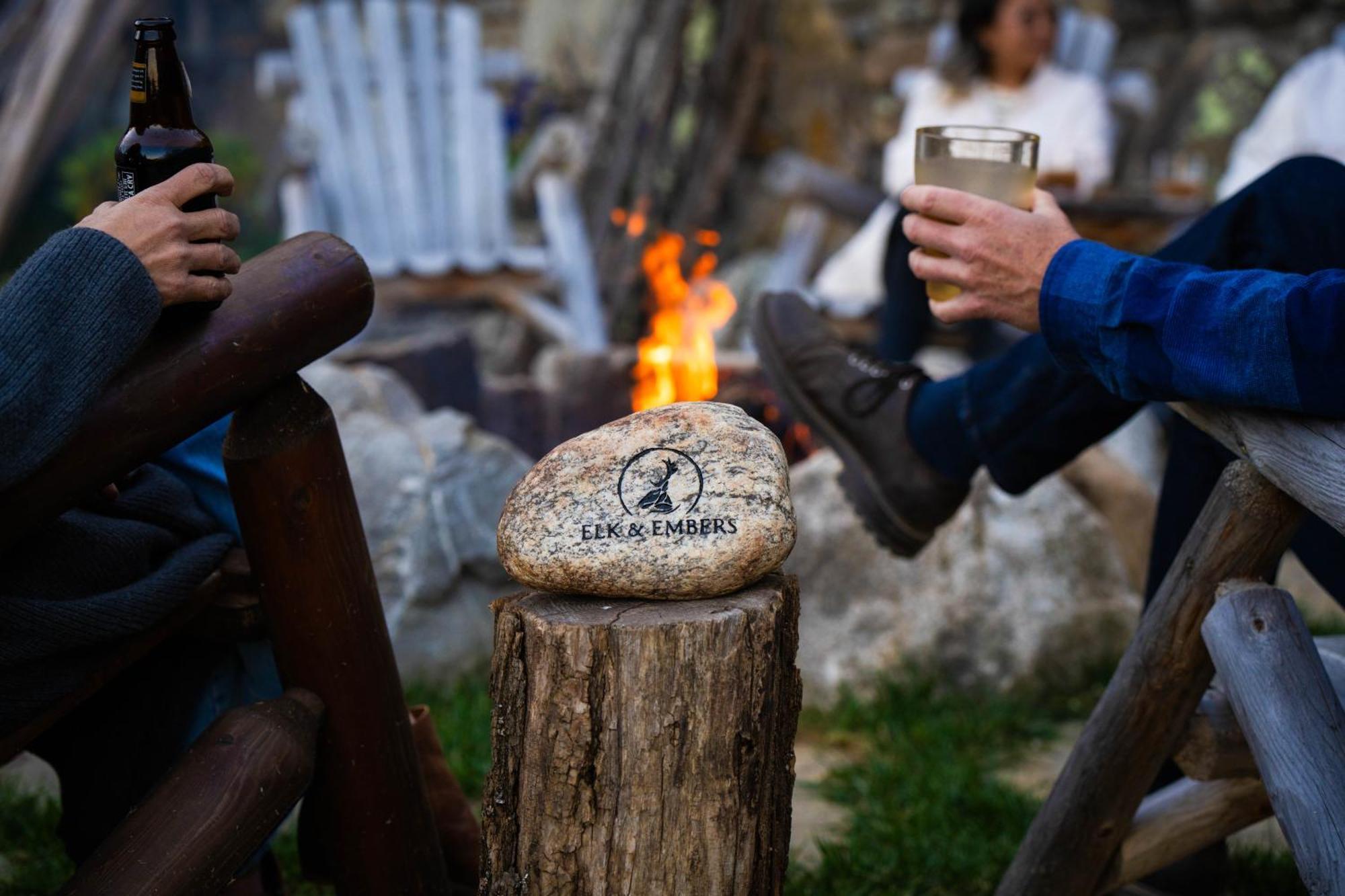 Elk & Embers Mountain Hideaway Hotel เวย์นวิลล์ ภายนอก รูปภาพ